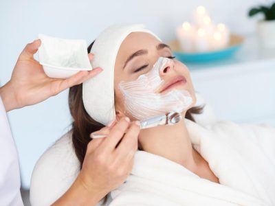beautiful woman getting beauty treatment (1)