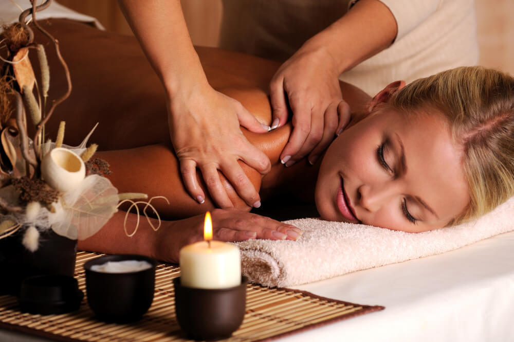 masseur doing massage female shoulder beauty salon (1)